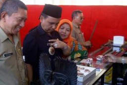 Ke Stan Batu Akik, Ada Kemesraan Bupati dan Istrinya Di Peresmian Museum Lumajang