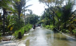 Cuaca Tak Menentu dan Ombak Rusak Fasum, Warga TPI Mengungsi