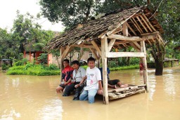 Tangkis Sepanjang 25 Meter Jebol, Ratusan Rumah di Rowokangkung Terendam