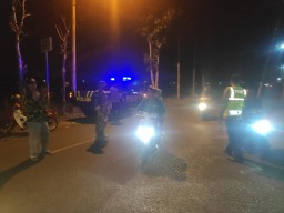Paskhas TNI AU Gelar Terjun Payung Malam di Rowokangkung Lumajang