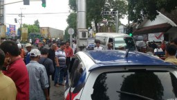 Honda Jazz Seruduk Marka Jalan Trafick Light Sukodono, Petugas Amal Meninggal Dunia