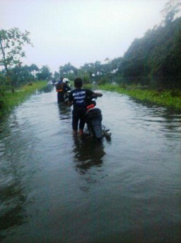 Hujan dan Air Laut Pasang, Jalur Pasirian-Tempursari Tergenang Air