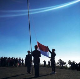 Kenang Jasa Pahlawan, Ojek dan Mahasiswa Gelar Upacara di Negeri Atas Awan B 29