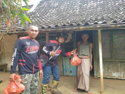 Komunitas Motor Trail LIBAS Lumajang Latber Sambil Bakti Sosial