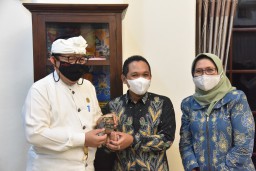 Bupati Lumajang Ijinkan Piodalan di Pura Senduro