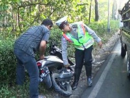 Bikers Tewas Dilindas Truck Gandeng di Jalur Tengkorak