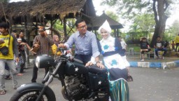 Wow..!! Asyiknya Berselfie di Motor Antik Loemadjang Djadoel