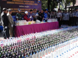 Jelang Ramadhan, Polres Lumajang Musnahkan Ribuan Pil dan Botol Miras