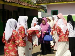 Ketua K3S Tutuk Fajriatul Mustofiah Berikan Bantuan Kepada Santri Ponpes Hidayatul Mubtadiin