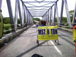 Meski Dilarang, Sopir Truck Tetap Mokong Lewat Jembatan Sungai Mujur