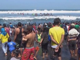 Dihantam Ombak Pantai Wotgalih, Seorang Kakek Mengalami Patah Kaki