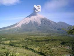 Tim Gabungan Cari Dua Mahasiswa Jakarta Yang Hilang di Gunung Semeru