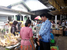 Ramadhan, Penjual Ayam Potong Pasar Baru Lumajang Dapat Berkah