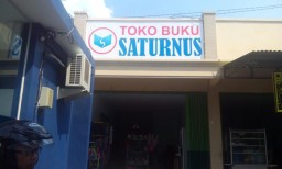 Toko Buku Menjamur, Saturnus Salah Satunya