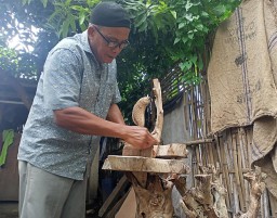 Endik Mbayeman Lumajang Sulap Limbah Kayu Jadi Patung Harga Jutaan