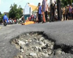 Menghindari Jalan Berlubang, Seorang Pengendara Motor Tewas Terlindas Truck