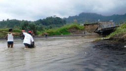 Akses Lumpuh, Jembatan Regoyo Pasirian-Tempursari Putus Diterjang Ombak