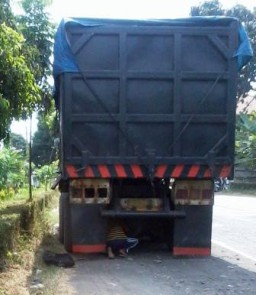 Diduga Kelebihan Muatan, Ban Truck Tronton Pasir Meledak