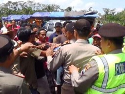 Ricuh, Petugas Gagal Mengamankan Penambang Pasir Liar