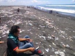 Miliki Potensi Yang Indah, Pantai Watu Pecak Kotor Dengan Sampah