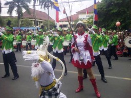 Meriah, Ribuan Warga Lumajang Padati Rute Parade Drum Band Harjalu 758