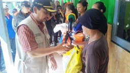 Bupati Berikan Bantuan Sembako ke Pengungsi Korban Banjir Rob di Tempursari