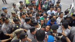 Aktivis HMI Vs Polisi Terlibat Saling Dorong dan Adu Pukul Saat Demo di Depan DPRD