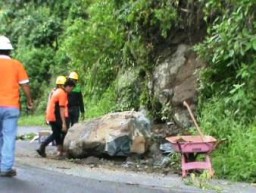 Batu Sebesar Sapi Longsor Tutup Jalur Piket Nol Lumajang-Malang