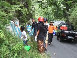 Relawan Marka Jalan Cat Batu di Sepanjang Jalan Piket Nol