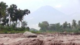 Khawatir Meluap ke Permukiman, Puluhan Warga Lereng Semeru Pantau Langsung Banjir Lahar Dingin