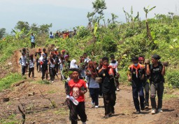 Ratusan Aktivis Lingkungan Tanami Lereng Gunung Lemongan Yang Semakin Kritis