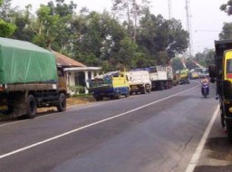 Tak Boleh Melintas di Pagi Hari, Truck Pasir Parkir di Sebelah Timur Pertigaan Wonorejo