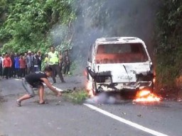 Diduga Konsleting Mesin, Pick Up Pengangkut BB Eceran Terbakar