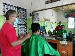 Inilah Tempat Potong Rambut Langganan Bupati Asat Malik