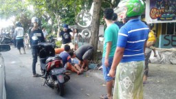 Diduga Terlalu Kencang Saat Menikung, Seorang Ramaja Menabrak Pohon di Pinggir Jalan