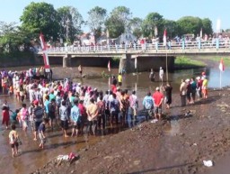 Peringati HUT RI Ke-71, Ratusan Warga Lumajang Gelar Upacara Bendera di Sungai