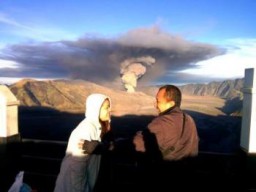 Wow..!!! Letusan Bromo Berbetuk Payung Cinta Terlihat dari Puncak B-29 Diamini Pasangan Kekasih