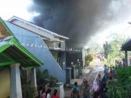 Ditinggalkan Makan Siang, Gudang Pecah Belah Ludes Terbakar