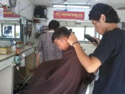 Tukang Potong Rambut Raup Untung Berlipat-Lipat di lebaran 1436 Hijriyah