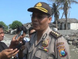 Ijin Tambang Pesisir Dilarang, Kabid Humas Polda dan Kapolres Tinjau serta Cek di Pantai Bambang