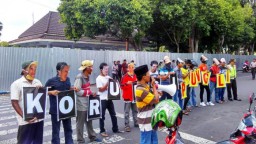 Demo Depan Pemkab Lumajang, Gempar Dukung Gerakan Satgas Sapu Bersih Pungli