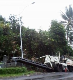 Berbahaya, Tiang Lampu Penerangan Jalan Umum Nyaris Roboh