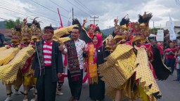 Seni Tari Garudeya Mahameru Pukau Penonton di Festival Danau Toba, Bupatipun Ikut Turun Jalan