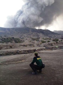 Bromo Terus Semburkan Abu Vulkanik, BPBD Lumajang Mulai Siapkan Masker