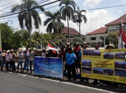 Tak Ada Reklamasi Pesisir Pantai, Aktivis Lingkungan Demo Pemkab Lumajang