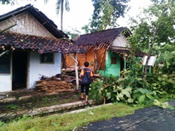 Hujan dan Puting Beliung, Belasan Rumah di Desa Sumber Anyar Rowokangkung Rusak