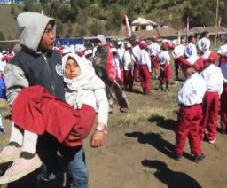 Ribuan Suku Tengger Gelar Upacara HUT RI Ke-70 di Ranupani