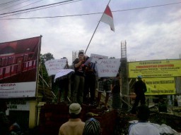 Diduga Tak Beres, Warga Segel Pembangunan Masjid Darussalam Selok Besuki