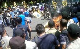 APBD Molor, PC PMII Lumajang Demo Kantor Pemkab dan DPRD