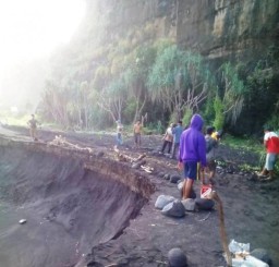 Tanggul Jebol, Akses Watu Gedek Putus Warga Tempursari Buat Jalan Darurat